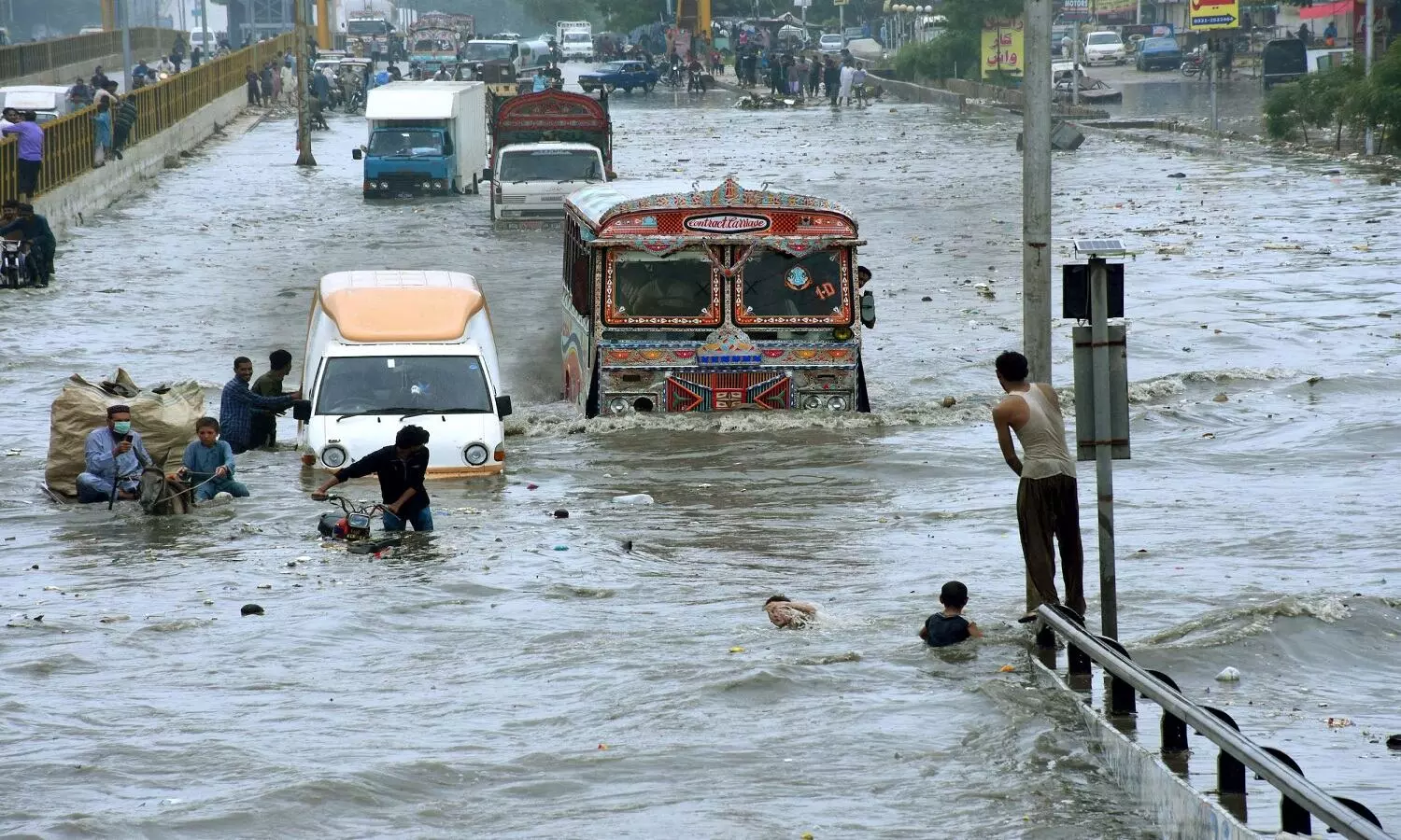 दिल्ली में बाढ़ की तस्वीरें आपको परेशान कर देंगी: यमुना का पानी खतरे के निशान से बहुत ऊपर! 16 हजार लोगों को घर छोड़ना पड़ा
