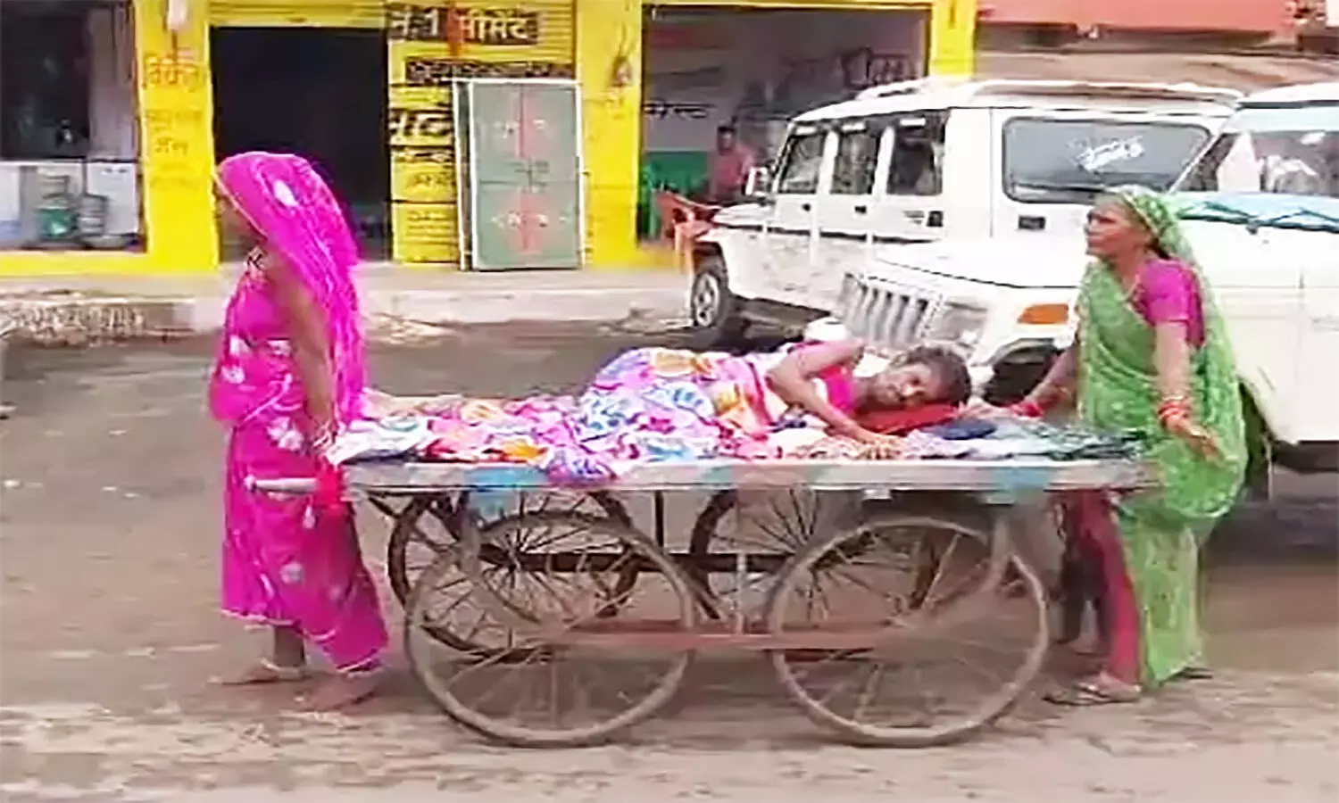 एमपी के छतरपुर में एम्बुलेंस नहीं मिली तो बीमार को हाथ ठेले से मां और पत्नी ने पहुंचाया अस्पताल, हो गई मौत