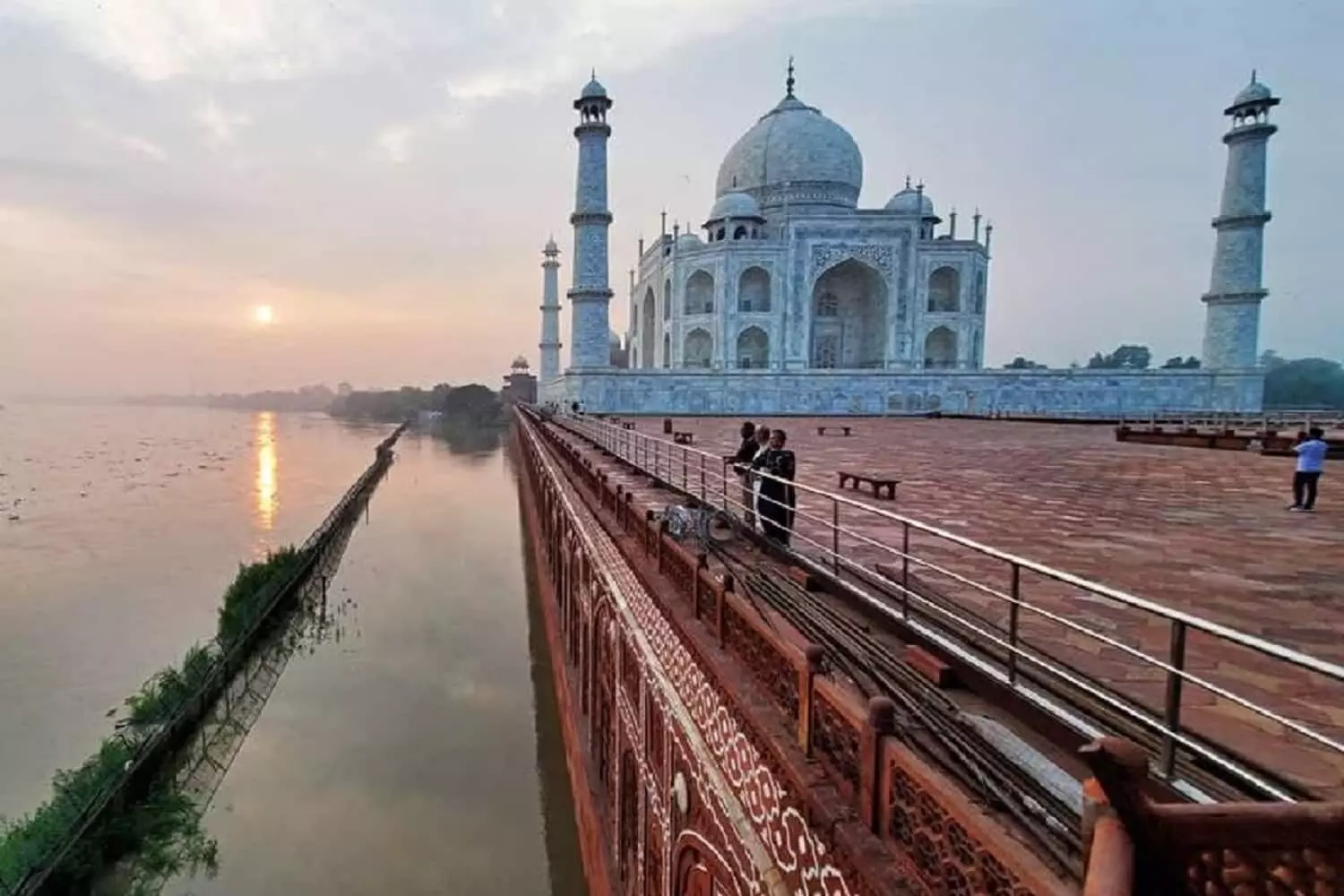 Agra Flood: आगरा में Taj Mahal की दीवार तक पहुंचा यमुना का पानी, प्रशासन अलर्ट, निचले इलाके जलमग्न