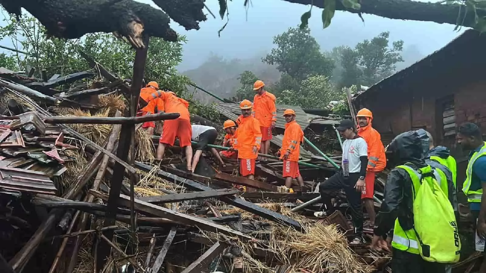 बड़ी खबर: महाराष्ट्र के रायगढ़ में भूस्खलन से पूरा गांव मलबे में दबा, 5 से 6 शव निकाले, 120 लोगों के फंसे होने की आशंका