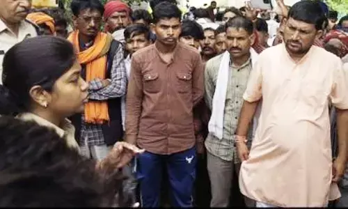 एमपी की मजदूर महिला को मिले 240 सोने के सिक्के, पुलिस कर्मियों ने धमकाया और ले उड़े, एसपी ने किया सस्पेंड एमपी की मजदूर महिला को मिले 240 सोने के सिक्के, पुलिस कर्मियों ने धमकाया और ले उड़े, एसपी ने किया सस्पेंड