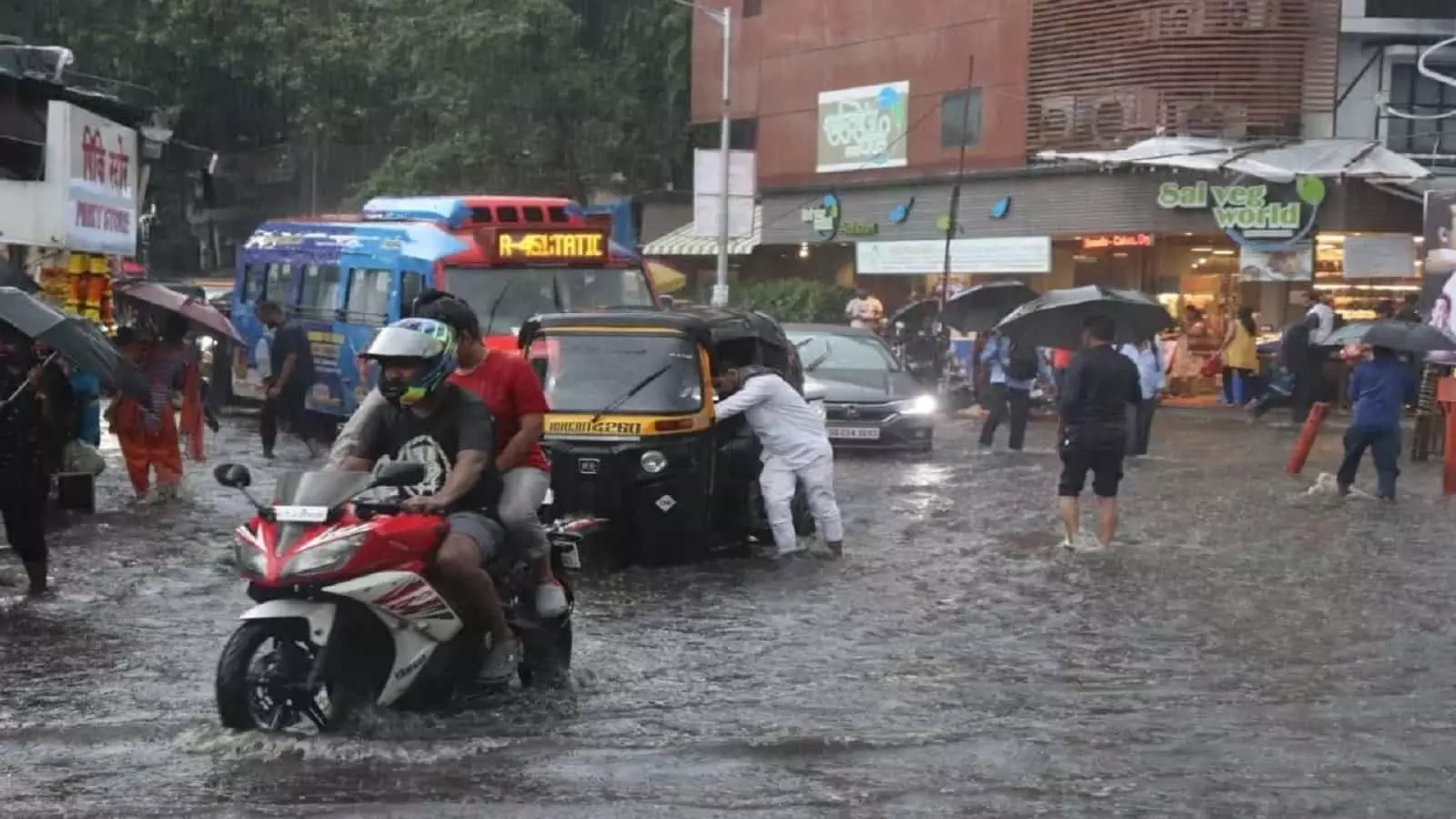 Mumbai Rains: मुंबई में भारी बारिश से हाहाकार! कई इलाके जलमग्न, अगले 5 दिन भारी बारिश के आसार