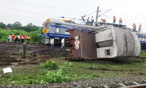 Railway News: एमपी में पटरी से उतरकर पलट गया मालगाड़ी का डिब्बा, कुछ गाड़ियों का मार्ग परिवर्तित तो इनको किया रीशेड्यूल Railway News: एमपी में पटरी से उतरकर पलट गया मालगाड़ी का डिब्बा, कुछ गाड़ियों का मार्ग परिवर्तित तो इनको किया रीशेड्यूल