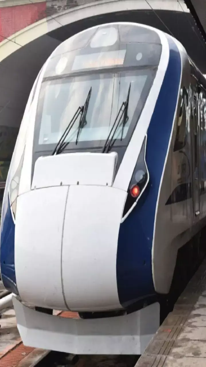 Railways : प्लेटफॉर्म पर Reels बनाने वालों को खानी पड़ेगी जेल की हवा