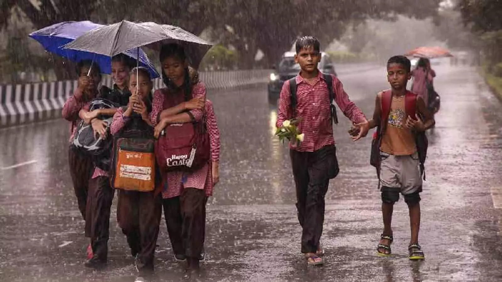 DELHI में फिर बाढ़ का खतरा, यमुना खतरे के निशान के ऊपर! क्या SCHOOL किए जायेंगे बंद? जानें UPDATE
