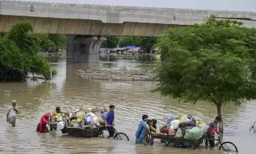 DELHI FLOOD ALERT: दिल्ली में एक बार फिर भीषण बाढ़ का अलर्ट, क्या कल बंद रहेंगे स्कूल? जानें UPDATE DELHI FLOOD ALERT: दिल्ली में एक बार फिर भीषण बाढ़ का अलर्ट, क्या कल बंद रहेंगे स्कूल? जानें UPDATE