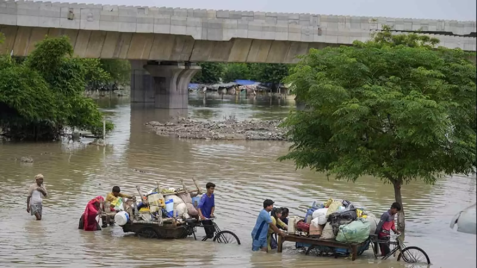 DELHI FLOOD ALERT: दिल्ली में एक बार फिर भीषण बाढ़ का अलर्ट, क्या कल बंद रहेंगे स्कूल? जानें UPDATE