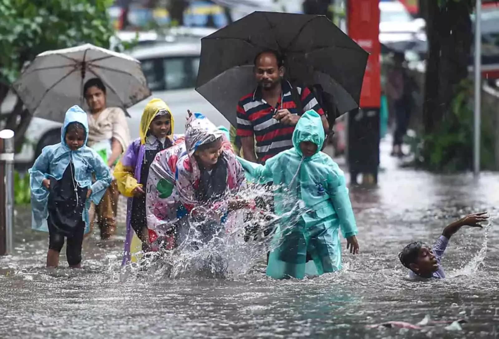 MUMBAI में भारी बारिश का ORANGE ALERT जारी, सभी स्कूलों, कॉलेजों और शैक्षणिक संस्थानों में छुट्टी घोषित