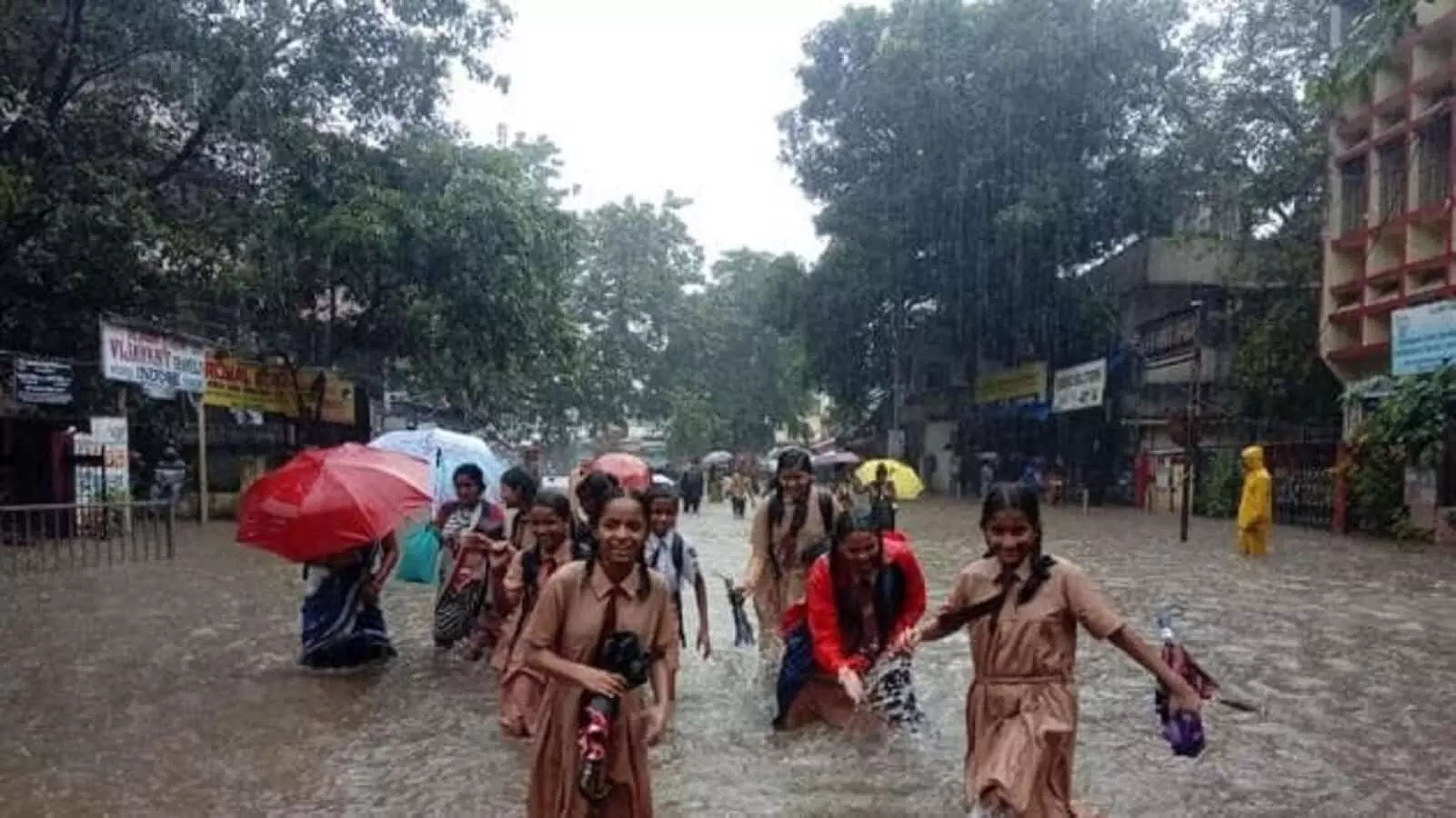 MUMBAI में फिर मूसलाधार बारिश, शुक्रवार के लिए ALERT जारी, जानें क्या 28 जुलाई को भी बंद रहेंगे स्कूल?