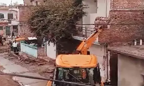 एमपी के मैहर में गैंगरेप आरोपियों के ढहाए गए मकान, महिलाओं ने हाथ जोड़ की आरजू मिन्नत