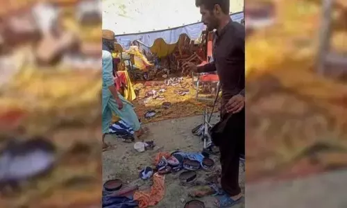 पाकिस्तान के बाजौर में राजनीतिक रैली के दौरान बम ब्लास्ट, 39 की मौत तो 80 से अधिक घायल पाकिस्तान के बाजौर में राजनीतिक रैली के दौरान बम ब्लास्ट, 39 की मौत तो 80 से अधिक घायल