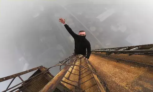 French Daredevil के नाम से फेमस Remi Lucidi की 68वीं मंजिल से नीचे गिरकर मौत! ऊंची इमारतों में चढ़कर वीडियो बनाते थे French Daredevil के नाम से फेमस Remi Lucidi की 68वीं मंजिल से नीचे गिरकर मौत! ऊंची इमारतों में चढ़कर वीडियो बनाते थे