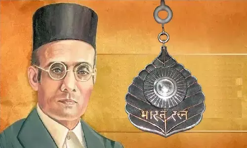 वीर सावरकर को भारत रत्न से सम्मानित करेगी सरकार! Savarkar को लेकर I.N.D.I.A में हो सकती है फुट? वीर सावरकर को भारत रत्न से सम्मानित करेगी सरकार! Savarkar को लेकर I.N.D.I.A में हो सकती है फुट?
