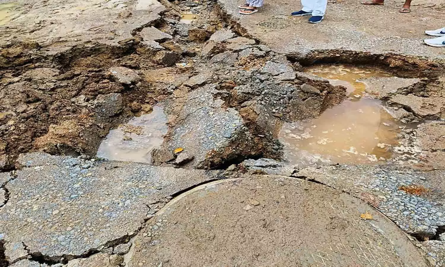 रीवा के अनंतपुर मोहल्ले में नहीं है पानी निकासी की व्यवस्था, बारिश से धंस गई दो सौ मीटर सड़क