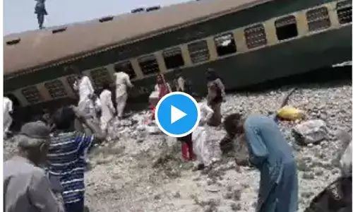 पाकिस्तान में भीषण रेल हादसा, पटरी से उतरी Hazara Express, 15 की मौत पाकिस्तान में भीषण रेल हादसा, पटरी से उतरी Hazara Express, 15 की मौत