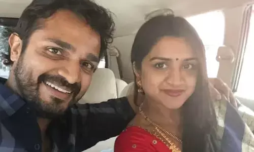 भाई Puneeth Rajkumar के बाद अब पत्नी Spandana की हार्ट अटैक से मौत, एक्टर Vijay Raghavendra के ऊपर गिरा दुखो का पहाड़ भाई Puneeth Rajkumar के बाद अब पत्नी Spandana की हार्ट अटैक से मौत, एक्टर Vijay Raghavendra के ऊपर गिरा दुखो का पहाड़