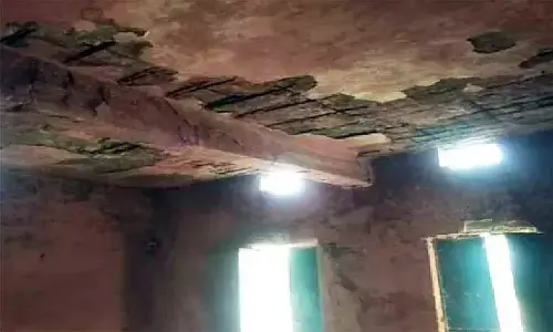 रीवा जिले के शासकीय विद्यालय का हाल बेहाल, जान जोखिम में डालकर पढ़ाई करने विवश हैं नौनिहाल