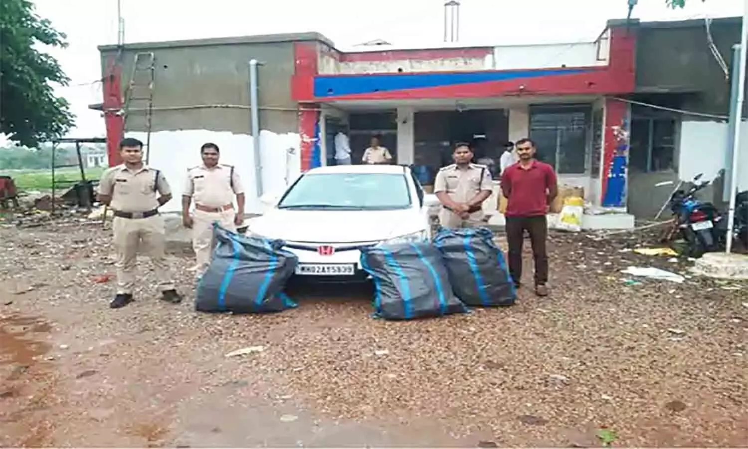 रीवा जिले में लग्जरी कार के अंदर लोड थी ढाई लाख की नशीली सिरप, तीन तस्कर गिरफ्तार