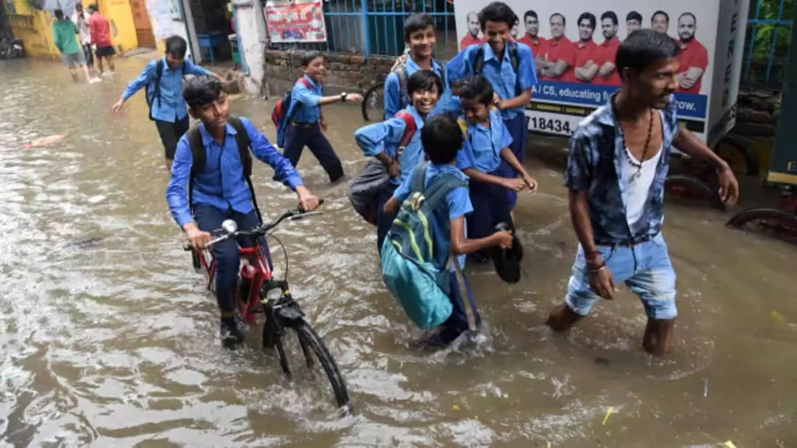 बिहार में 16 अगस्त तक भारी बारिश के आसार, अलर्ट जारी, स्कूलों में छुट्टी को लेकर UPDATE