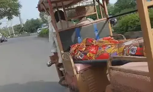एमपी के ग्वालियर में मानवता शर्मसार, शव ले जाने नहीं मिली एम्बुलेंस तो ई-रिक्शा में लादकर ले गए एमपी के ग्वालियर में मानवता शर्मसार, शव ले जाने नहीं मिली एम्बुलेंस तो ई-रिक्शा में लादकर ले गए