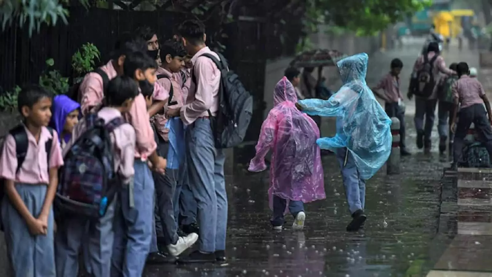 तबाही के बीच उत्तराखंड में फिर भारी बारिश का RED ALERT जारी, सोमवार को स्कूलों में छुट्टी को लेकर UPDATE