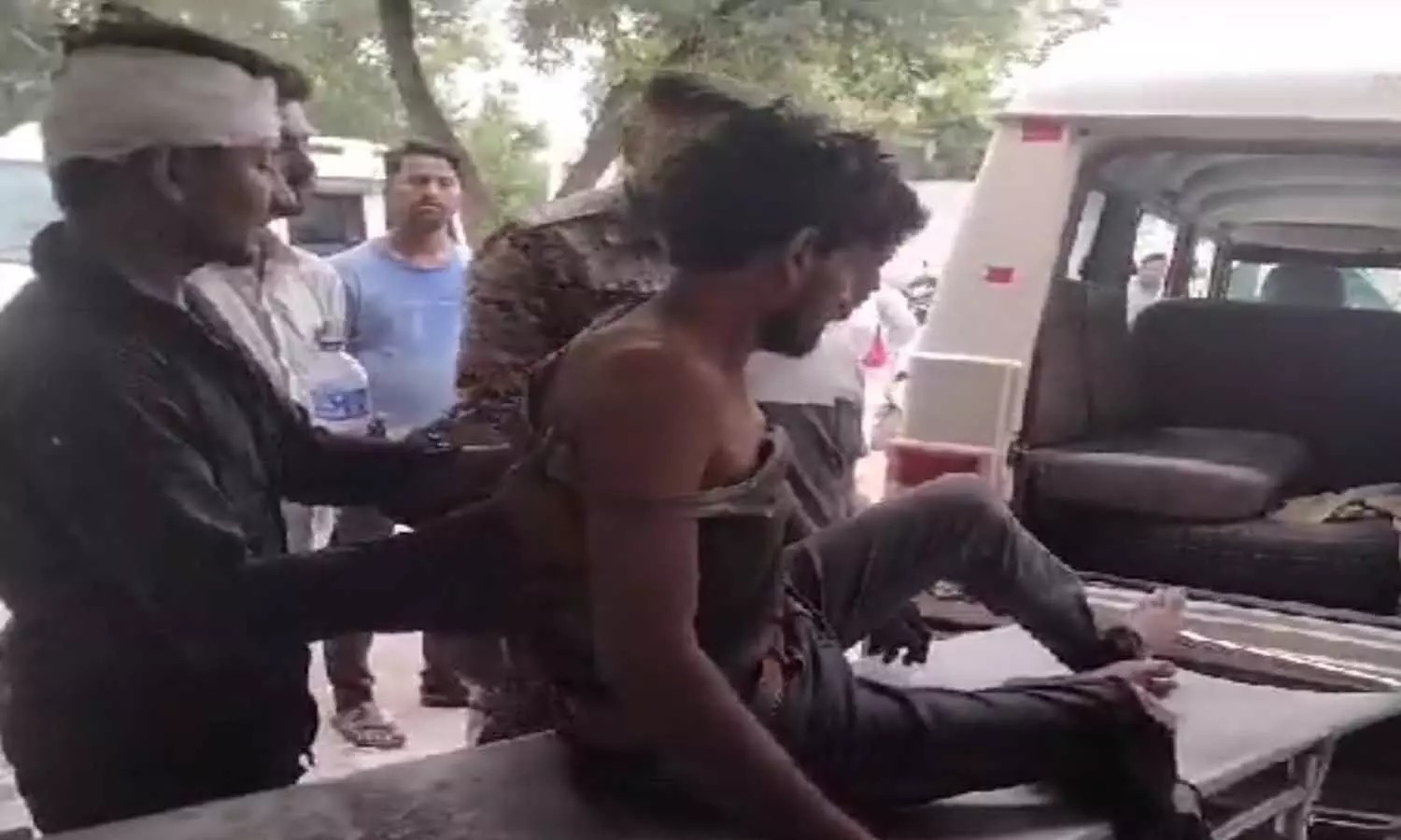 एमपी के सतना में चोरी की कोशिश कर रहे दो युवकों को ग्रामीणों ने धुना, किया पुलिस के हवाले