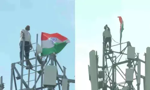 हाथ में तिरंगा झंडा, गले मे फांसी का फंदा लगाकर टावर में चढ़ा युवक, करता रहा ऐसी हरकते...