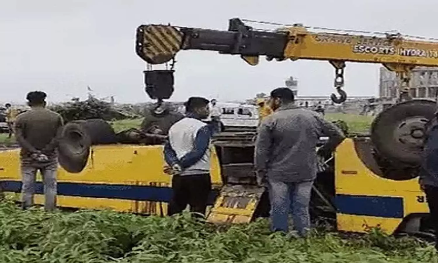 Dhar Bus Accident: एमपी के धार में ट्रक की ठोकर से बस पलटी, 1 की मौत, 39 यात्री घायल