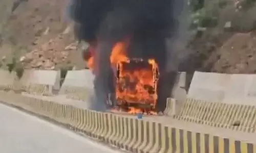 एमपी सीधी के श्रद्धालुओं ने कूदकर बचाई जान, चलती बस धू-धूकर जलने लगी एमपी सीधी के श्रद्धालुओं ने कूदकर बचाई जान, चलती बस धू-धूकर जलने लगी