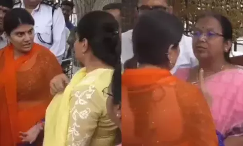 Jamnagar MLA Rivaba Jadeja Viral Video: रवींद्र जडेजा की पत्नी रिवाबा को आया गुस्सा, पहले मेयर फिर सांसद से भिड़ीं; VIDEO वायरल Jamnagar MLA Rivaba Jadeja Viral Video: रवींद्र जडेजा की पत्नी रिवाबा को आया गुस्सा, पहले मेयर फिर सांसद से भिड़ीं; VIDEO वायरल