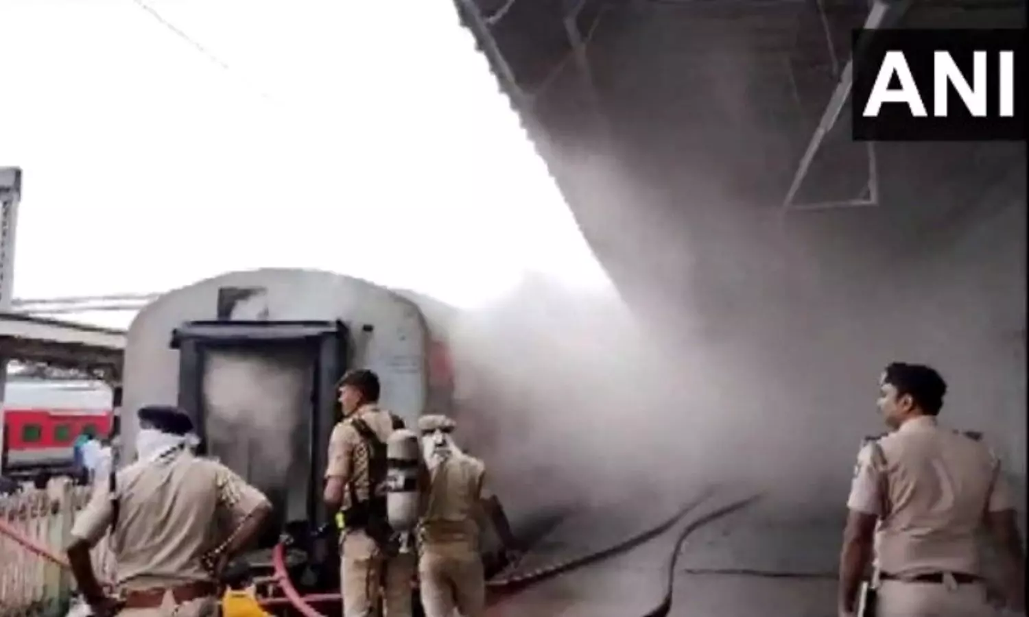 VIDEO: मुंबई से बेंगलुरु पहुंची उद्यान एक्सप्रेस ट्रेन में लगी आग VIDEO: मुंबई से बेंगलुरु पहुंची उद्यान एक्सप्रेस ट्रेन में लगी आग