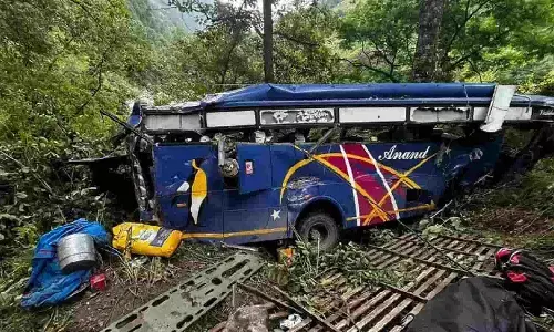 300 फीट गहरी खाई में गिरी बस, 7 लोगों की मौत, चल रहा रेस्क्यू