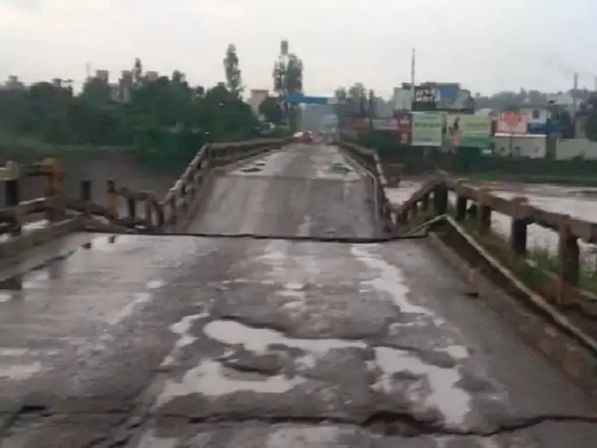 VIDEO: हिमाचल में भारी बारिश का कहर! पिंजौर-बद्दी हाईवे पर पुल टूटा, चंडीगढ़-हरियाणा से कटा संपर्क