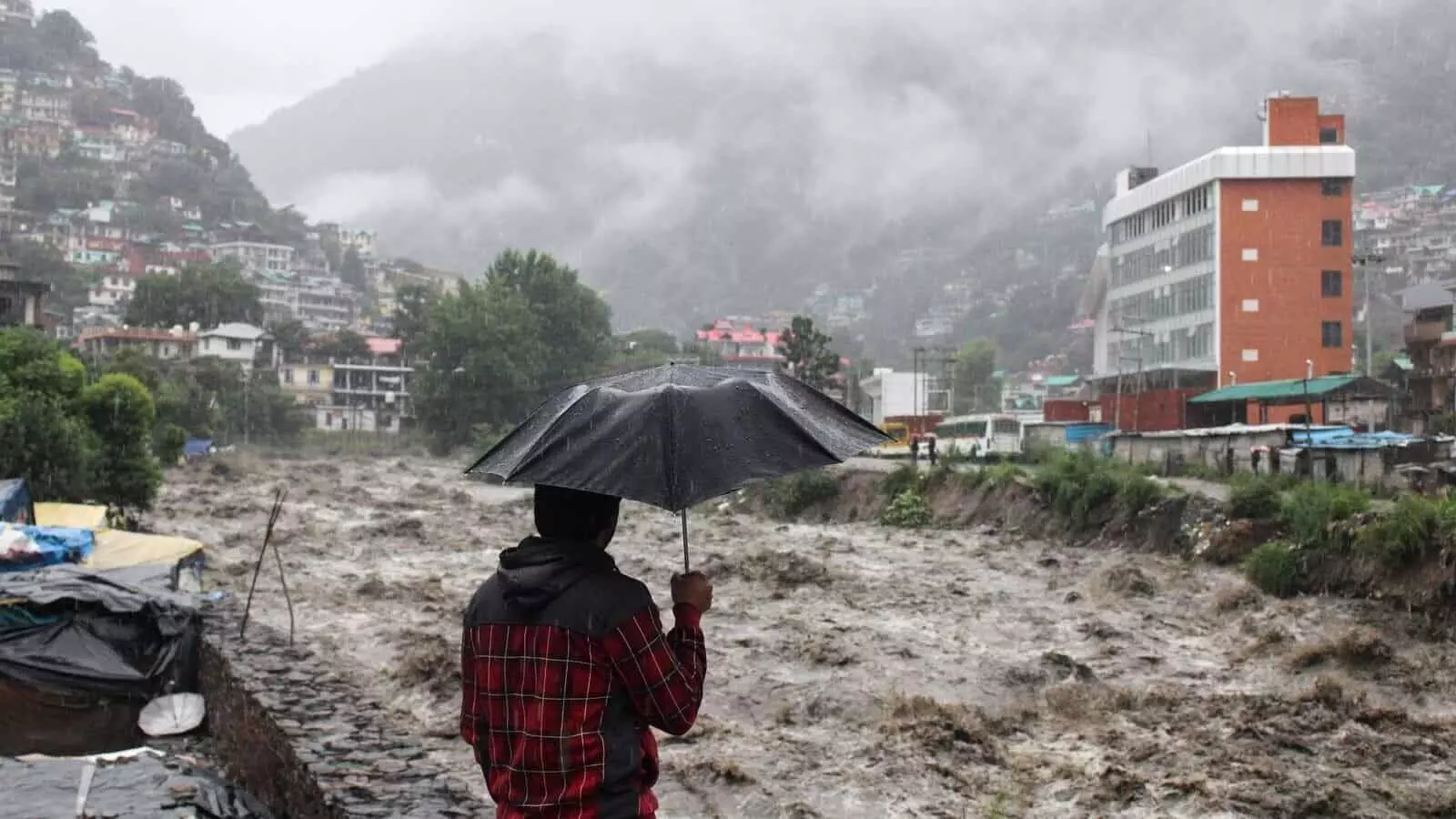 हिमाचल में तबाही तो पंजाब में आफत की बाढ़, भारी बारिश की चेतावनी, स्कूलो में छुट्टी घोषित