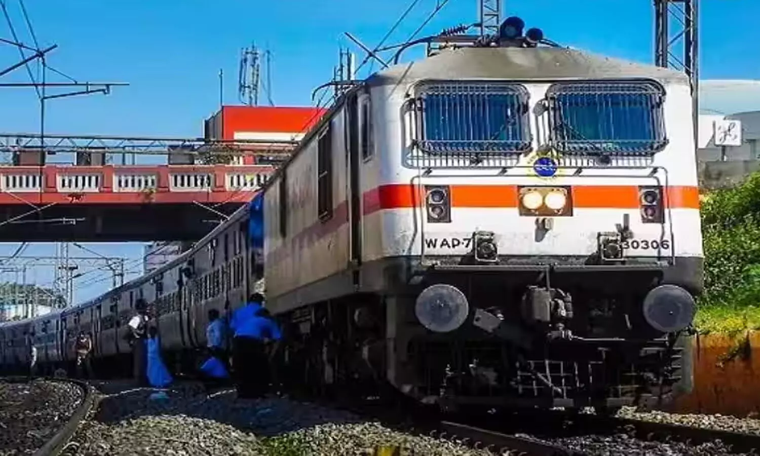 Indian Railways: सालाना 1667 करोड़ रुपए बचाने सरकार ने बंद कर दिया बुजुर्गों को रेल किराये पर छूट देना!