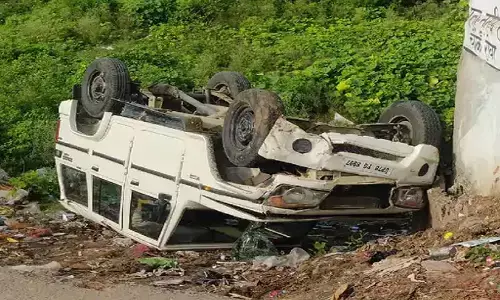 रीवा की छोटी पुल में आए दिन हो रहे हादसेः तेज रफ्तार बोलेरो पलटी, बाल-बाल बचा चालक