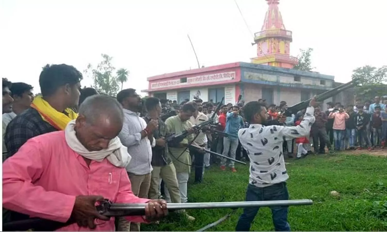 एमपी के इस गांव में है अनोखी परम्परा, पर्व मनाने बंदूक से निशाना लगाकर फोड़ते हैं नारियल