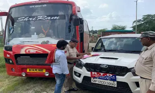 रीवा में महिला से ज्यादा किराया लेकर बीच रास्ते में उतार दिया, परिवहन विभाग ने बस को किया जब्त रीवा में महिला से ज्यादा किराया लेकर बीच रास्ते में उतार दिया, परिवहन विभाग ने बस को किया जब्त