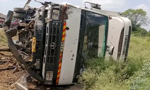 दौसा से मेंहदीपुर बालाजी जा रही श्रद्धालुओं की बस को ट्रेलर ने मारी टक्कर, 2 की मौत, 11 घायल दौसा से मेंहदीपुर बालाजी जा रही श्रद्धालुओं की बस को ट्रेलर ने मारी टक्कर, 2 की मौत, 11 घायल