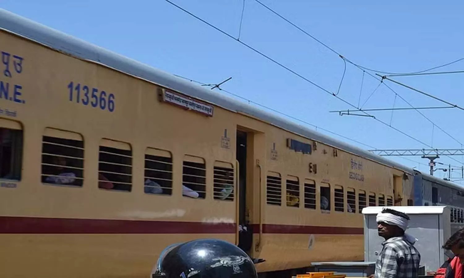 Railway News: धौलपुर-मुरैना के बीच मिट्टी बह जाने से रेलवे ट्रैक धंसा, कई ट्रेनें प्रभावित