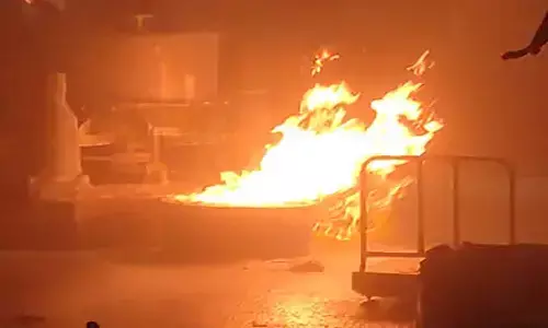 एमपी के पीथमपुर स्थित केमिकल प्लांट में लगी भीषण आग, एक की मौत, कई झुलसे एमपी के पीथमपुर स्थित केमिकल प्लांट में लगी भीषण आग, एक की मौत, कई झुलसे