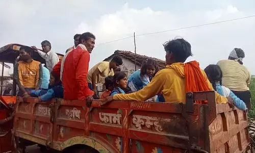 एमपी में एल्बेंडाजोल की गोली खाने से 18 छात्र बीमार, ट्रैक्टर ट्रॉली से पहुंचाया अस्पताल