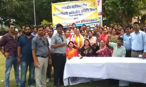 रीवा के जनभागीदारी अतिथि विद्वानों की मांग: अतिथि विद्वानों के समान वेतन, अवकाश एवं अन्य लाभ दिलाया जाय; जनसंपर्क मंत्री से मिलें, मुख्यमंत्री के नाम ज्ञापन सौंपा