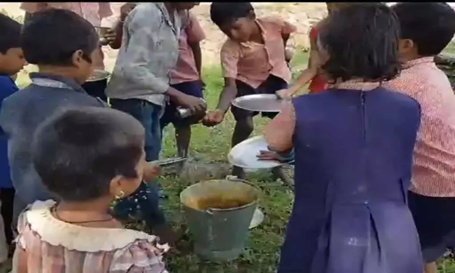 एमपी के सिंगरौली में शासकीय प्राथमिक पाठशाला का हाल बेहाल, खाने के बाद बर्तन धोते हैं नौनिहाल