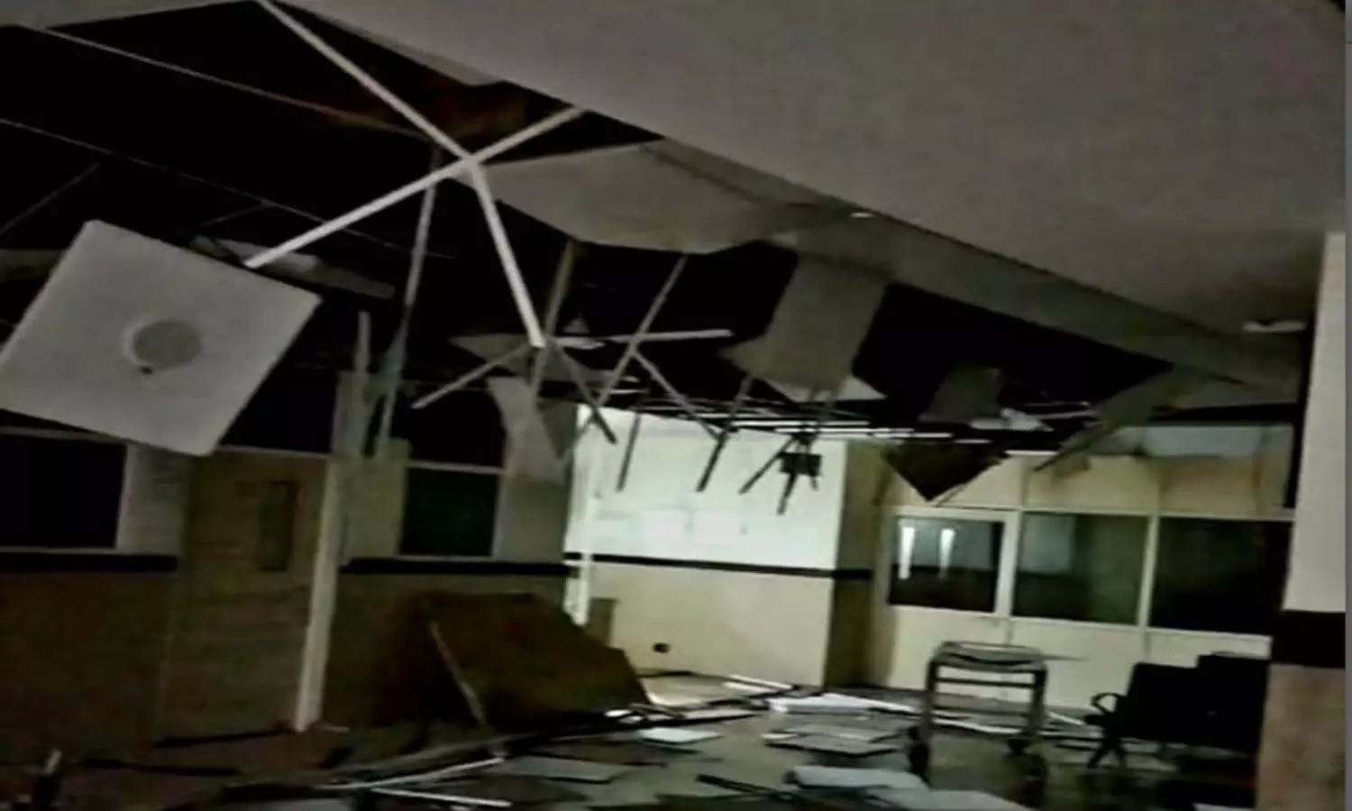 रीवा के सुपर स्पेशलिटी हॉस्पिटल में फिर भरभराकर गिरी सैकड़ों फिट सीलिंग, मचा हड़कम्प रीवा के सुपर स्पेशलिटी हॉस्पिटल में फिर भरभराकर गिरी सैकड़ों फिट सीलिंग, मचा हड़कम्प