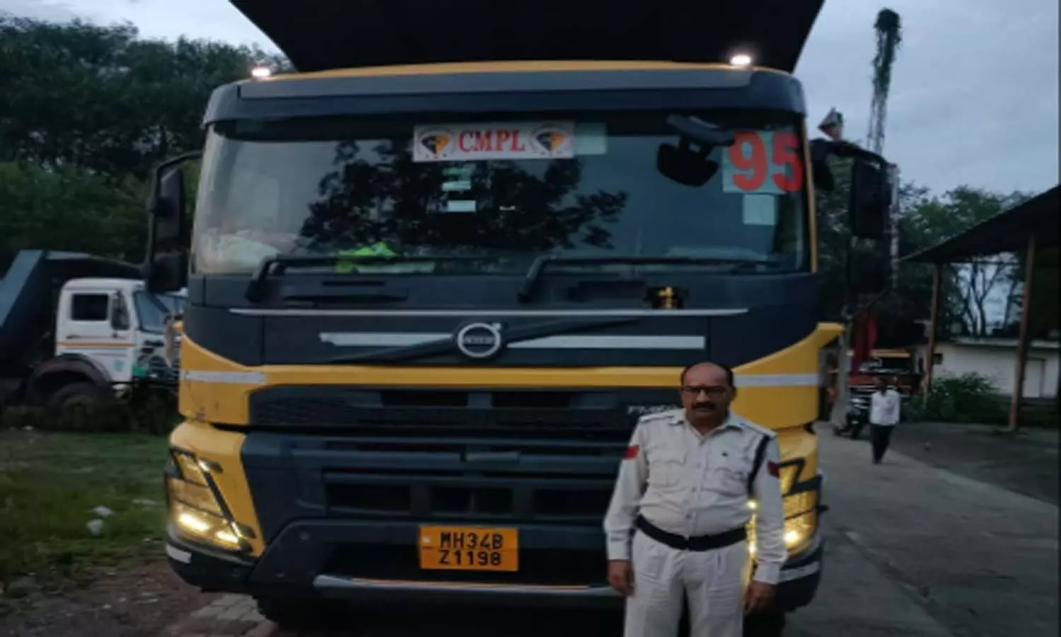 रीवा में वाहनों की हुई जांच, आरटीओ उड़नदस्ता ने बगैर परमिट दौड़ रहे दो ट्रकों को किया जब्त
