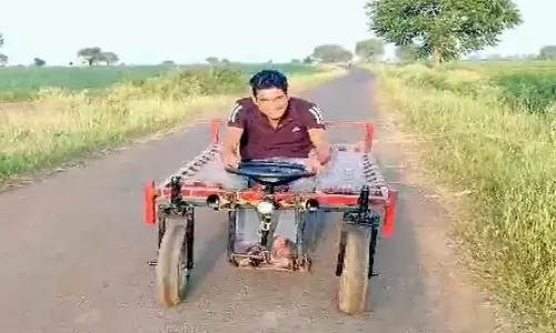 एमपी के युवक का कमालः किसानों के लिए बना डाली सौर ऊर्जा से चलने वाली ‘खटिया कार‘