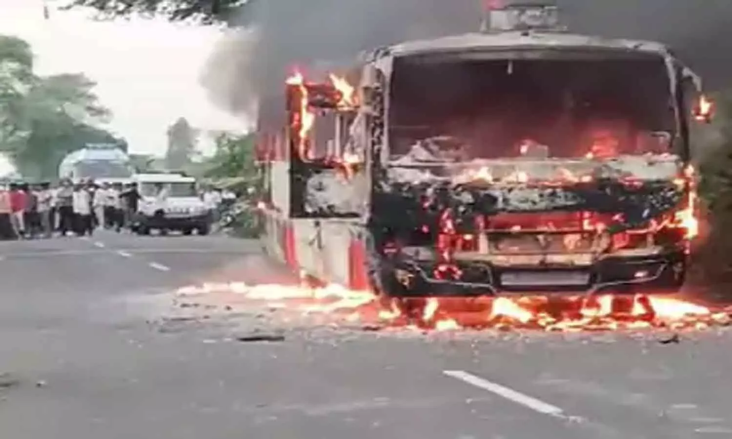 एमपी में आक्रोशित ग्रामीणों ने फूंक दी यात्री बस, चालक व क्लीनर को जमकर धुना, यह है मामला