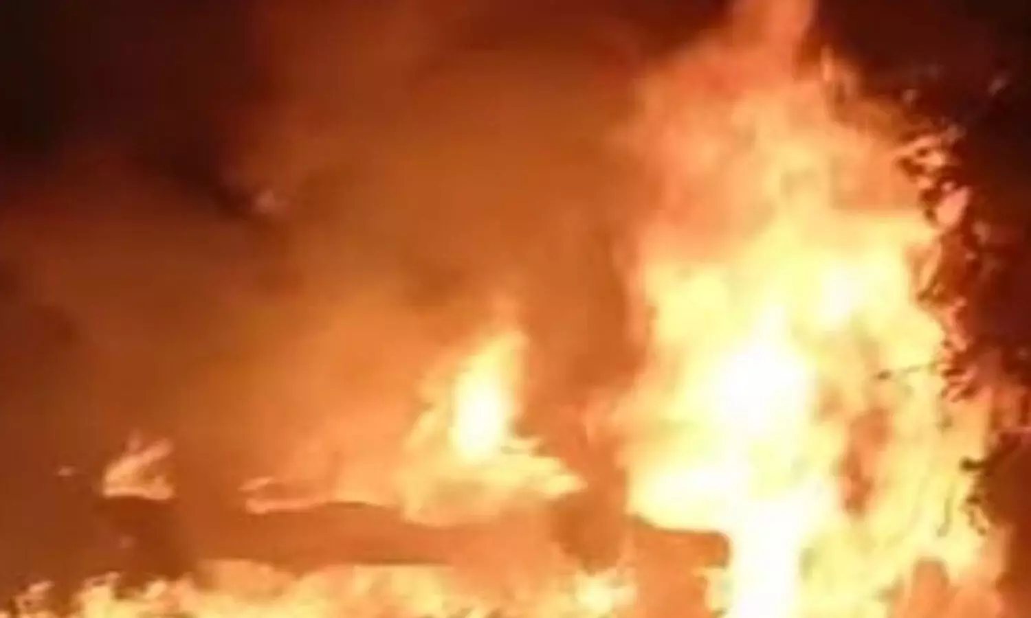 रीवा जिले की घटना, घर में आग लगने से गृहस्थी का सामान जलकर खाक