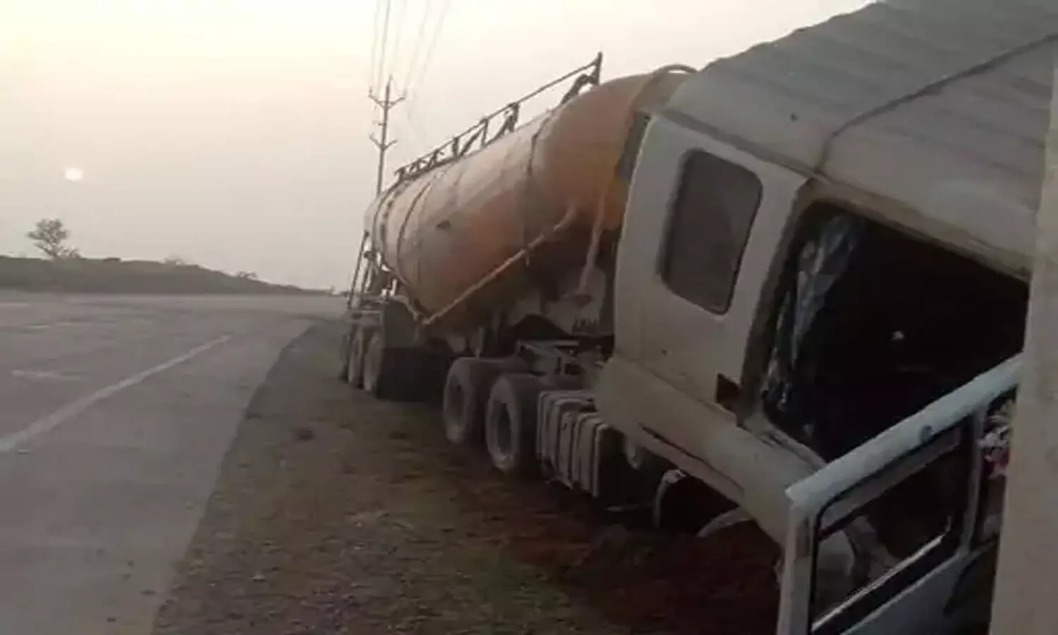 रीवा-सीधी मार्ग पर दो बल्करों की सीधी टक्कर, चालक की मौत, खलासी गंभीर